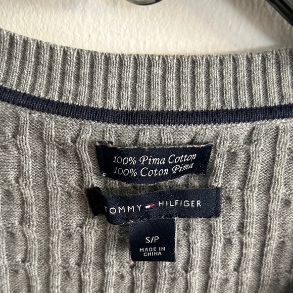 Tommy Hilfiger women’s S grey cable knit pima cotton v-neck sweater - Picture 2 of 4